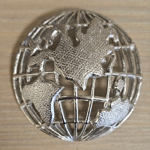 RARE VINTAGE MARLA BUCK SILVER TONE WORLD GLOBE BROOCH PIN - Picture 1 of 8